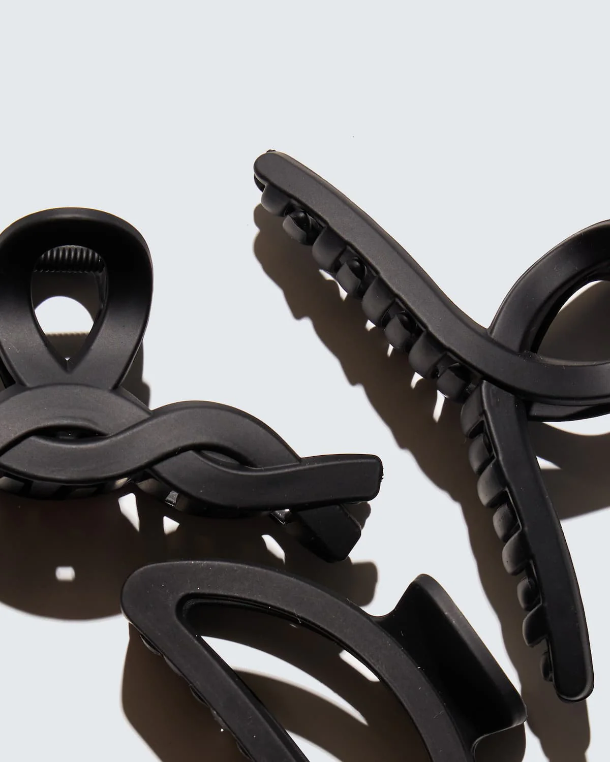 Medium Claw Hair Clips, 3-Pack, Black - Image 4